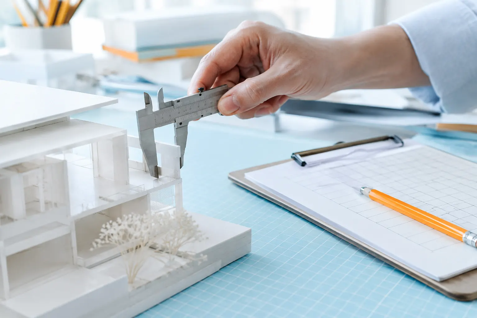 Main mesurant une maquette au pied à coulisse : la recette SEO en préproduction avant la mise en ligne d’un site
